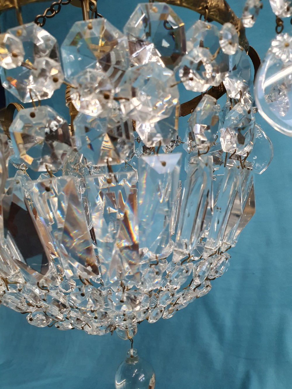 Bag chandelier with prisms and swags to the edge View IV