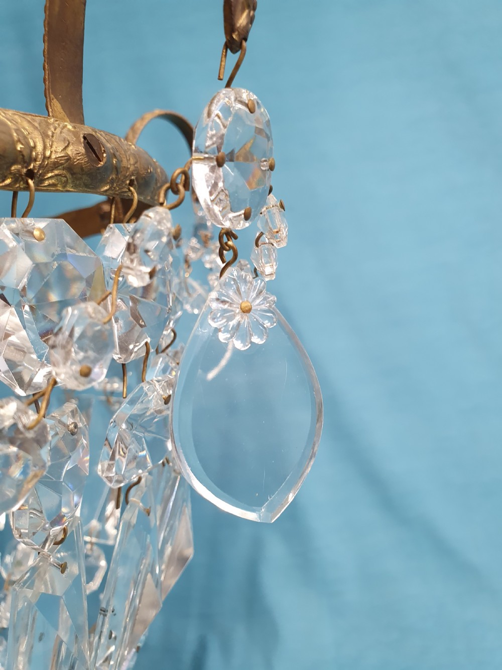 Bag chandelier with prisms and swags to the edge View V