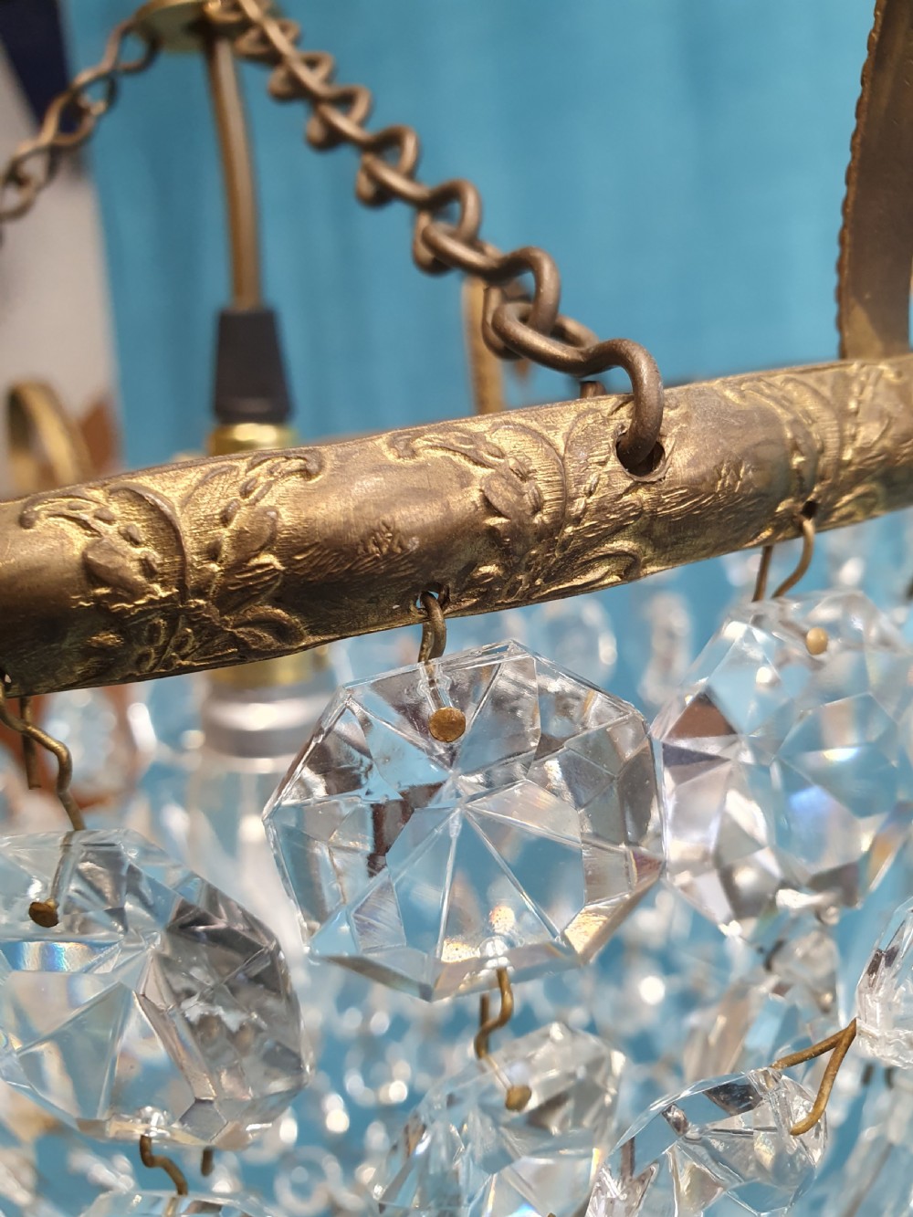 Bag chandelier with prisms and swags to the edge View VI