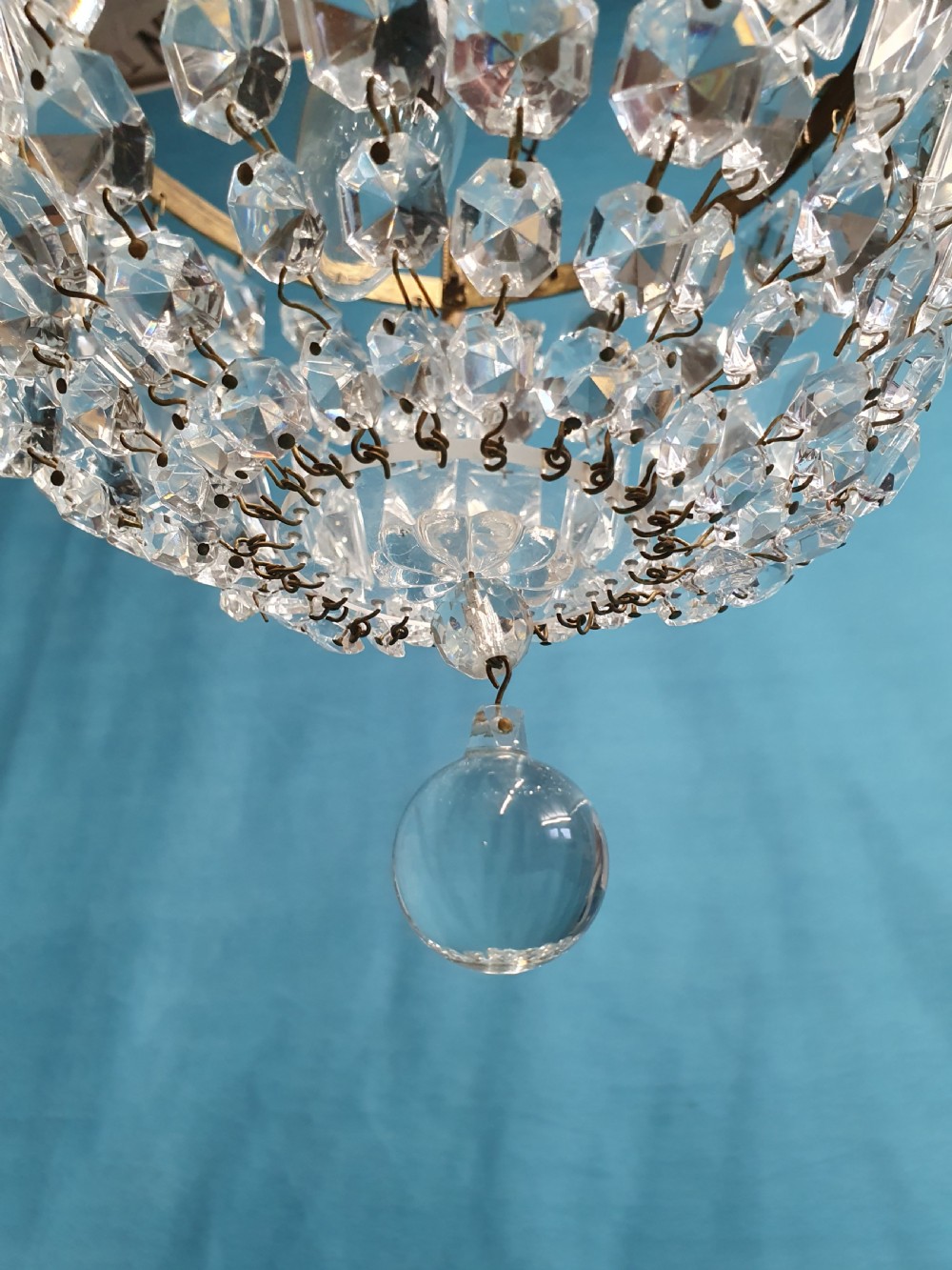 Bag chandelier with prisms and swags to the edge View VII