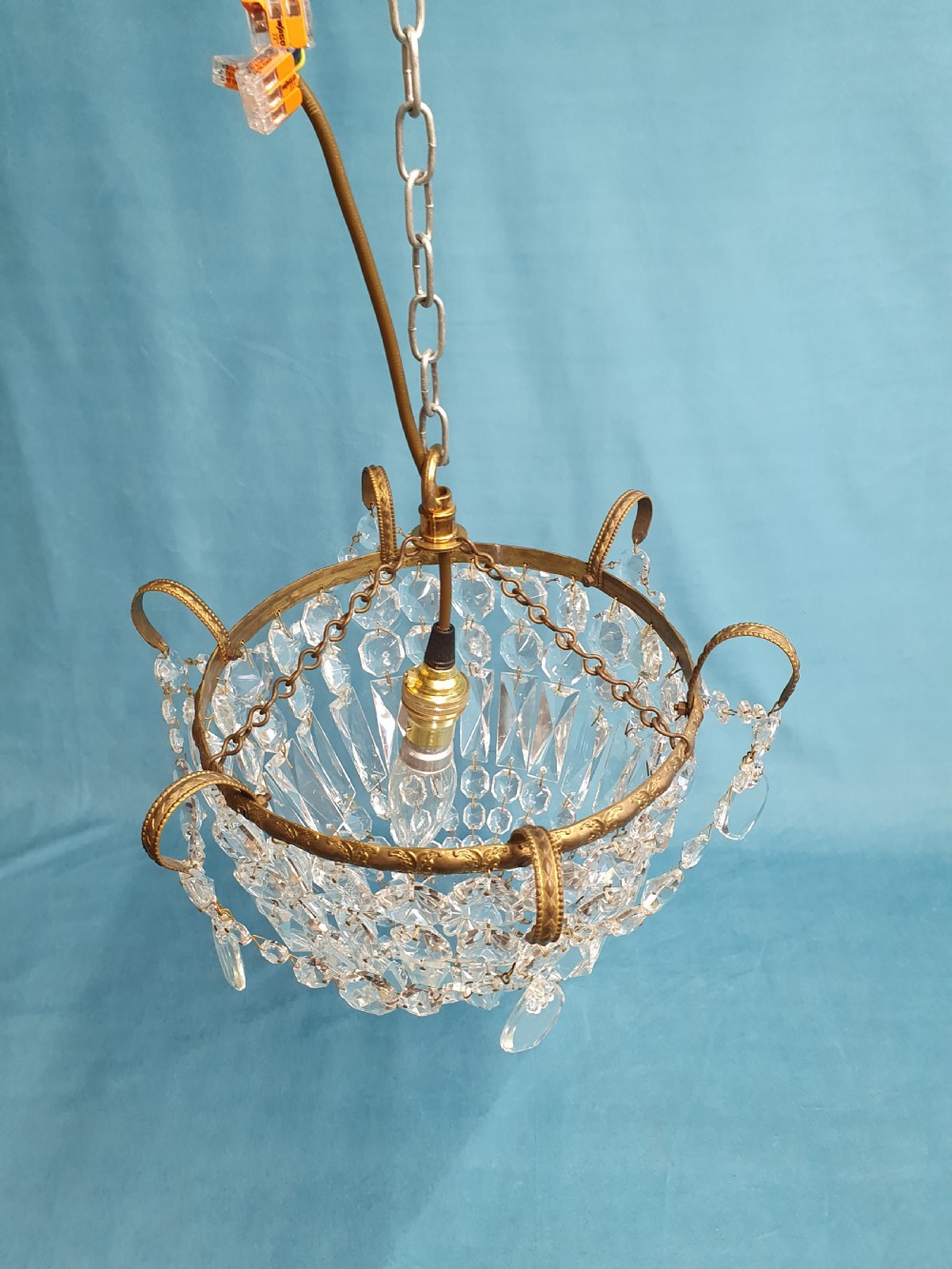 Bag chandelier with prisms and swags to the edge View VIII
