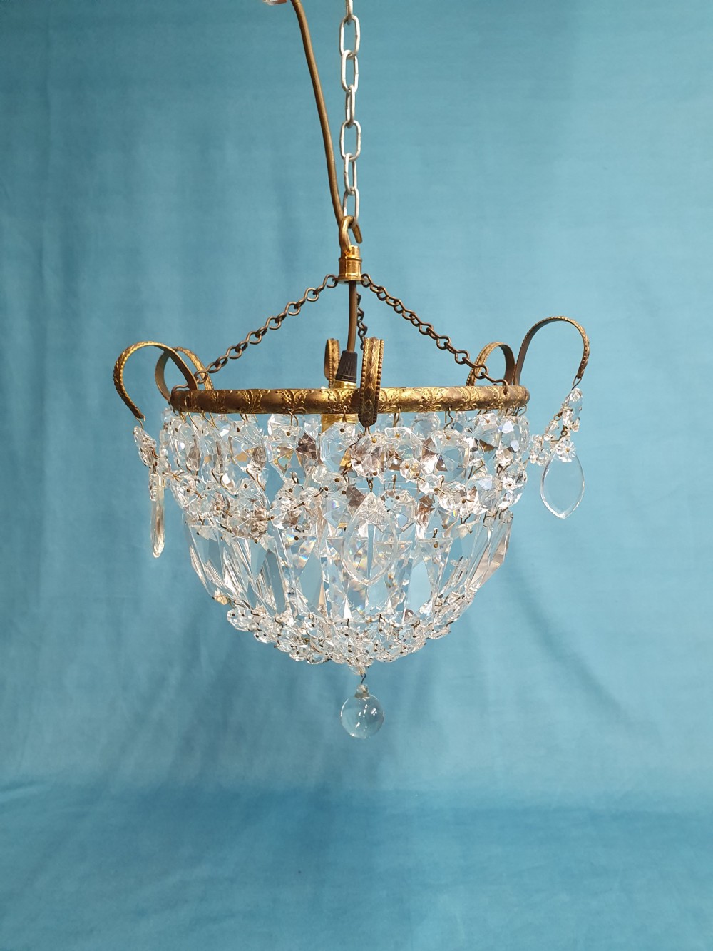 Bag chandelier with prisms and swags to the edge View IX