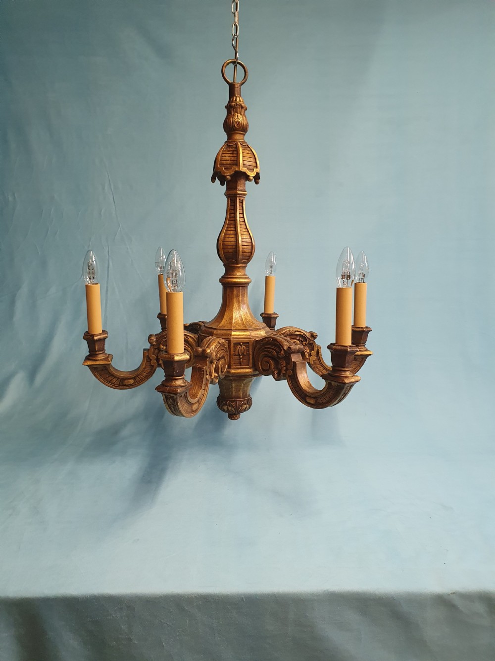 Early 20th century gilt wooden chandelier with six arms 25