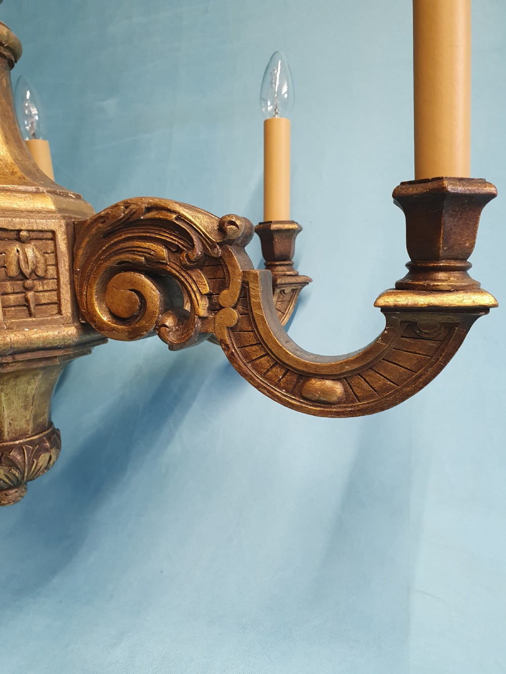 Early 20th century gilt wooden chandelier with six arms 25