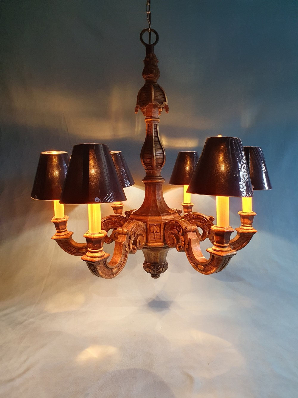 Early 20th century gilt wooden chandelier with six arms 25