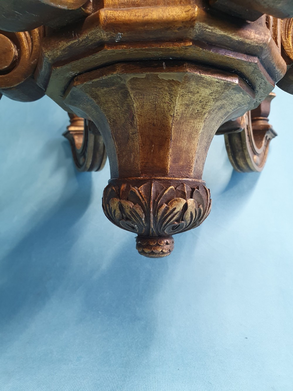 Early 20th century gilt wooden chandelier with six arms 25
