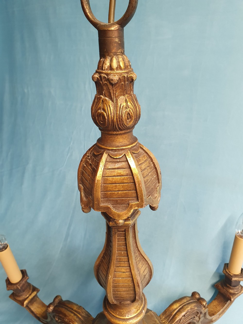 Early 20th century gilt wooden chandelier with six arms 25