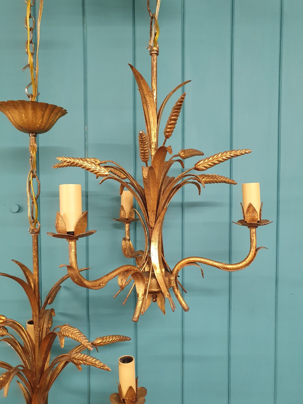 Pair of early 20th century chandeliers with gold leaves and Bali corns View VIII