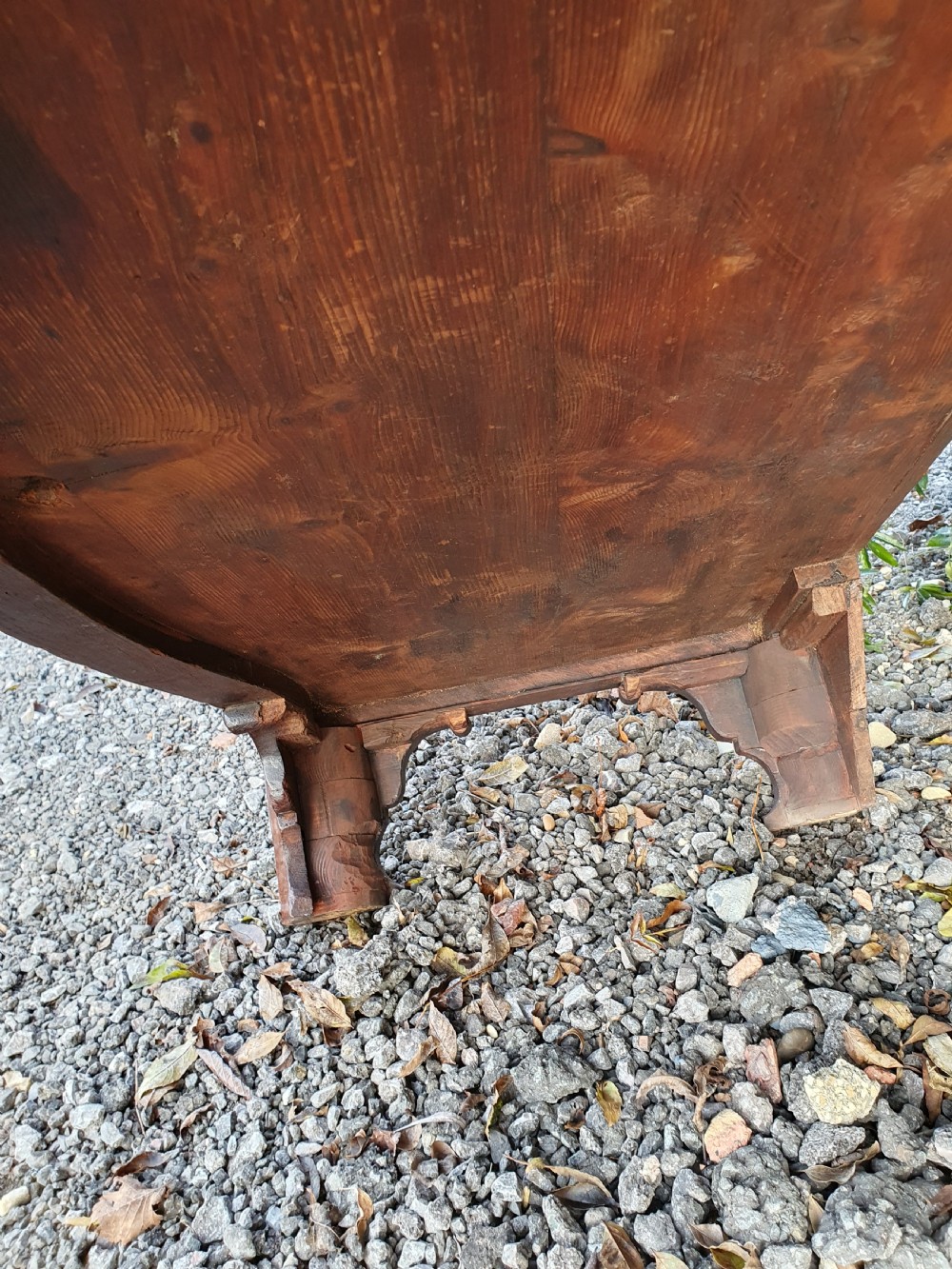 A Georgian mahogany serpentine chest of drawers featuring a curved three-drawer front, brass swan-neck handles, and shaped bracket feet. View X