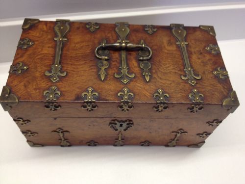 fig 1. LARGE FINE QUALITY POLLARD OAK TEA CADDY