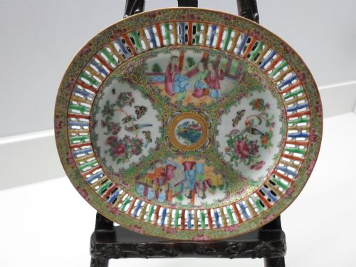 Fine Quality 19th Century Chinese Rose Medallion Cantonese Dish