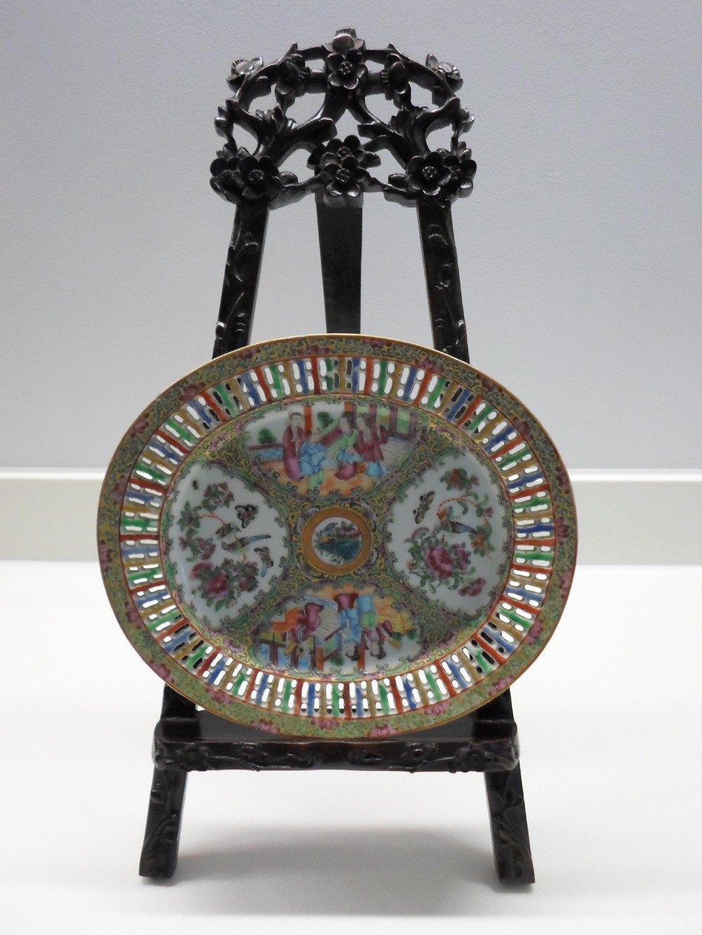 FINE QUALITY 19TH CENTURY CHINESE ROSE MEDALLION CANTONESE DISH View XIII