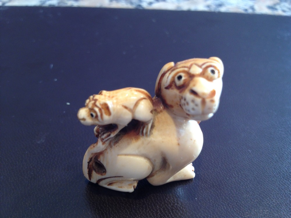 HUMEROUS JAPANESE IVORY NETSUKE DOG AND PUPPY MEIJI PERIOD 1868-1912