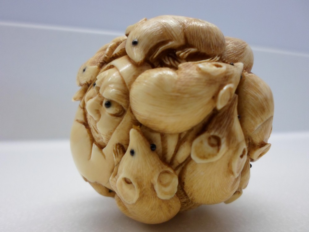  JAPANESE IVORY DARUMA DOLL RAT BALL . View V