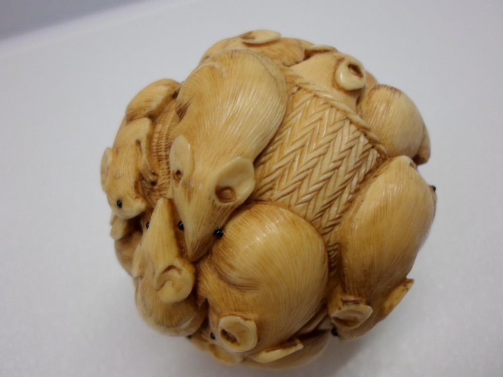  JAPANESE IVORY DARUMA DOLL RAT BALL . View X