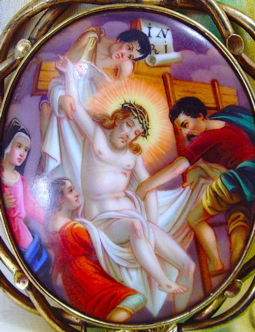 ANTIQUE VICTORIAN HAND PAINTED BROOCH DEPICTING JESUS BEING TAKEN DOWN FROM THE CROSS RELIGIOUS BROOCH - ADDITIONAL PHOTO 1