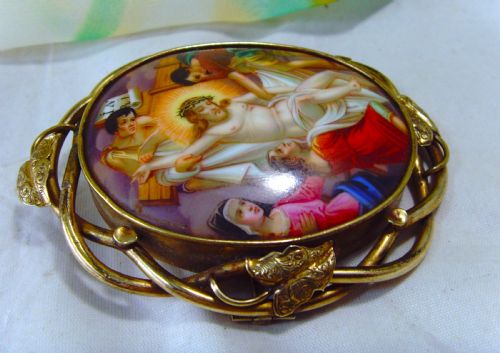 ANTIQUE VICTORIAN HAND PAINTED BROOCH DEPICTING JESUS BEING TAKEN DOWN FROM THE CROSS RELIGIOUS BROOCH - ADDITIONAL PHOTO 2