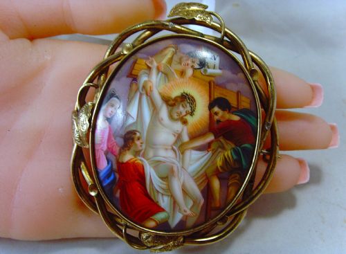 ANTIQUE VICTORIAN HAND PAINTED BROOCH DEPICTING JESUS BEING TAKEN DOWN FROM THE CROSS RELIGIOUS BROOCH - ADDITIONAL PHOTO 4