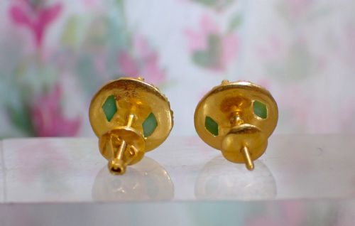 VINTAGE MID CENTURY 18CT GOLD JADE 11 MM STUDS EARRINGS - ADDITIONAL PHOTO 2