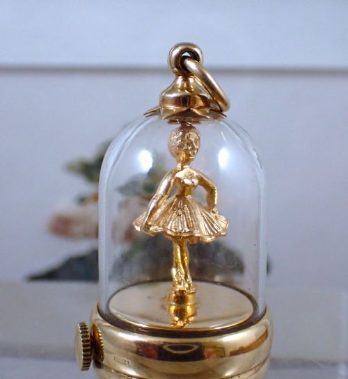 VINTAGE 1960S 9 CT GOLD BALLERINA IN A GLASS DOME MECHANICAL CHARM - ADDITIONAL PHOTO 1