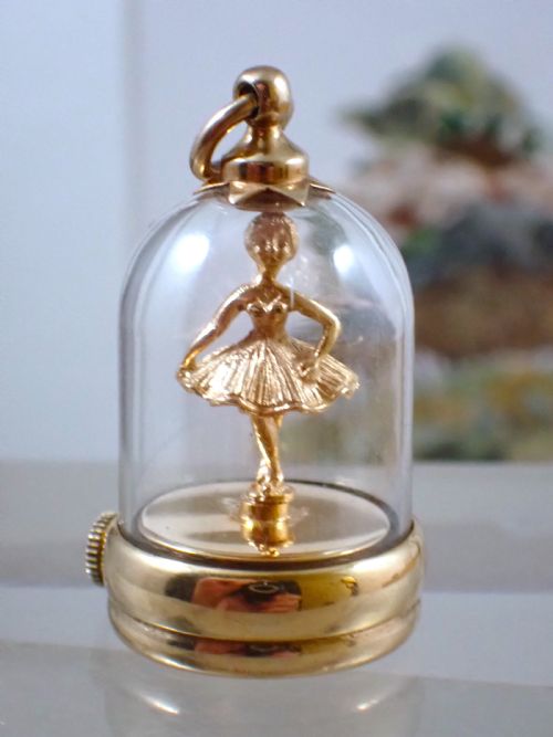 VINTAGE 1960S 9 CT GOLD BALLERINA IN A GLASS DOME MECHANICAL CHARM - ADDITIONAL PHOTO 3