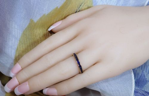 MID CENTURY VINTAGE CHANNEL SET SYNTHETIC SAPPHIRE GOLD ETERNITY RING - ADDITIONAL PHOTO 5