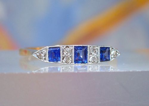 AN ORIGINAL PERIOD ART DECO 18 CT GOLD PLATINUM DIAMOND AND SAPPHIRE RING - ADDITIONAL PHOTO 1