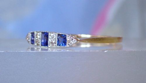 AN ORIGINAL PERIOD ART DECO 18 CT GOLD PLATINUM DIAMOND AND SAPPHIRE RING - ADDITIONAL PHOTO 2