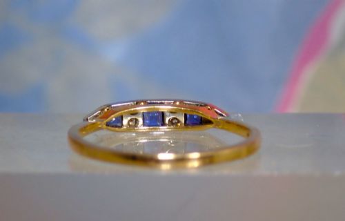 AN ORIGINAL PERIOD ART DECO 18 CT GOLD PLATINUM DIAMOND AND SAPPHIRE RING - ADDITIONAL PHOTO 4