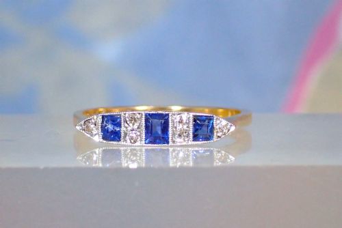 AN ORIGINAL PERIOD ART DECO 18 CT GOLD PLATINUM DIAMOND AND SAPPHIRE RING - ADDITIONAL PHOTO 5