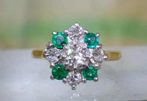 A VINTAGE MIDCENTURY 18 CT YELLOW GOLD DIAMOND AND EMERALD CLUSTER RING - ADDITIONAL PHOTO 1