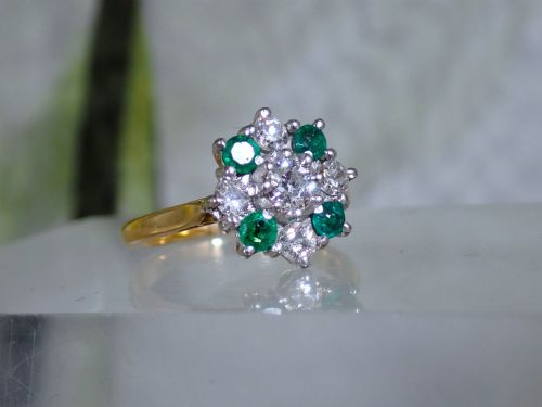 A VINTAGE MIDCENTURY 18 CT YELLOW GOLD DIAMOND AND EMERALD CLUSTER RING - ADDITIONAL PHOTO 3