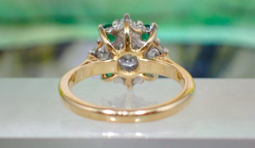 A VINTAGE MIDCENTURY 18 CT YELLOW GOLD DIAMOND AND EMERALD CLUSTER RING - ADDITIONAL PHOTO 5