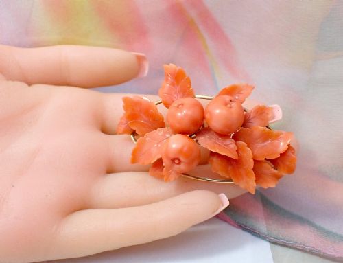 ANTIQUE VICTORIAN LARGE CORAL 15CT GOLD APPLE AND LEAVES BROOCH