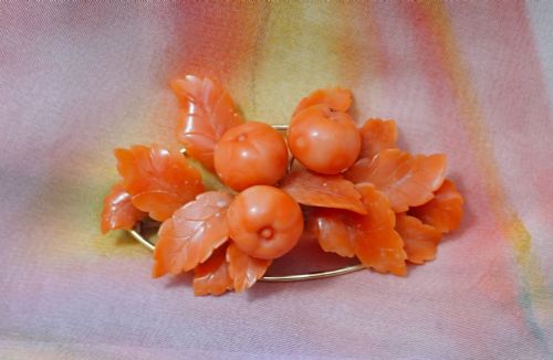 ANTIQUE VICTORIAN LARGE CORAL 15CT GOLD APPLE AND LEAVES BROOCH - ADDITIONAL PHOTO 1