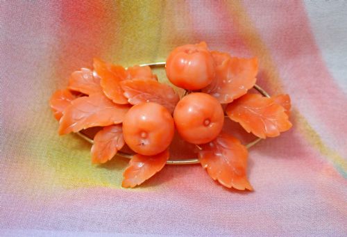 ANTIQUE VICTORIAN LARGE CORAL 15CT GOLD APPLE AND LEAVES BROOCH - ADDITIONAL PHOTO 2