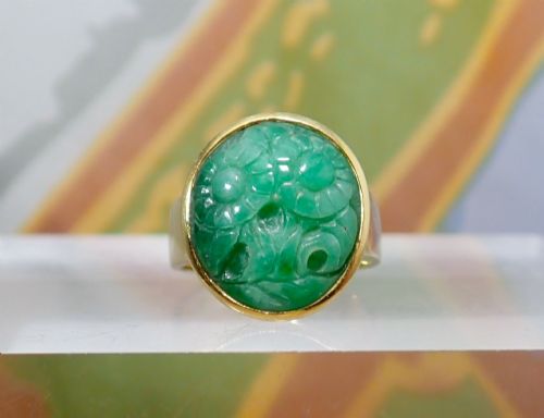 MIDCENTURY NATURAL GREEN JADEITE JADE YELLOW GOLD RING