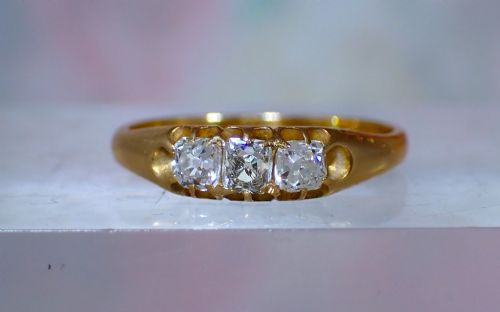 Antique late Victorian 18ct yellow gold cushion cut trilogy Diamond Ring