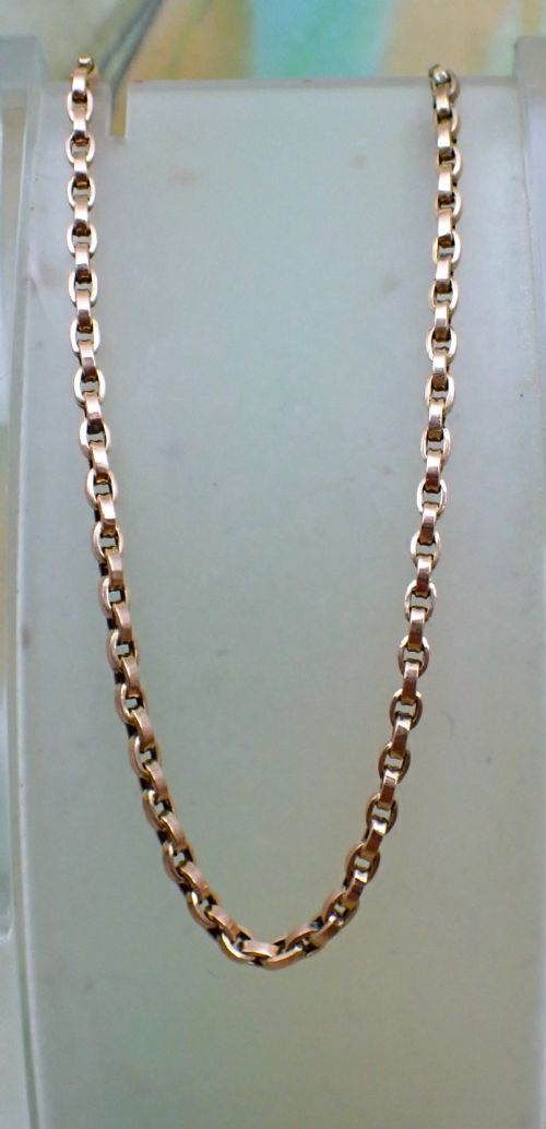 fig 1. A close-up view of an antique Victorian 9ct yellow gold chain featuring interlocking rounded belcher links.