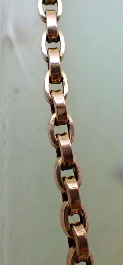 fig 2. A close-up view of an antique Victorian 9ct yellow gold chain featuring interlocking rounded belcher links.