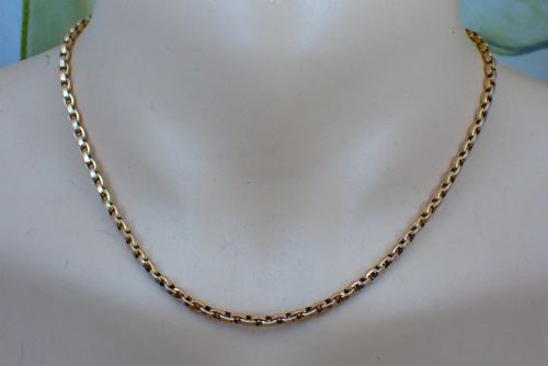 fig 3. A close-up view of an antique Victorian 9ct yellow gold chain featuring interlocking rounded belcher links.