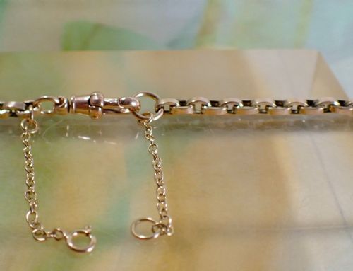 fig 4. A close-up view of an antique Victorian 9ct yellow gold chain featuring interlocking rounded belcher links.