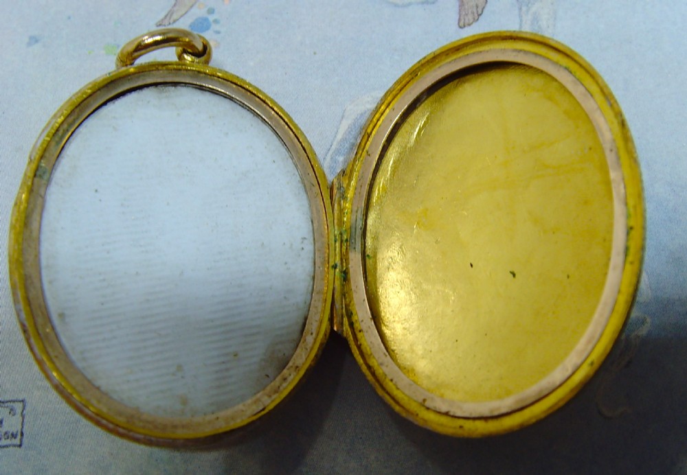 SOLD to Dedra / Antique Victorian 15ct gold fill large locket View VII