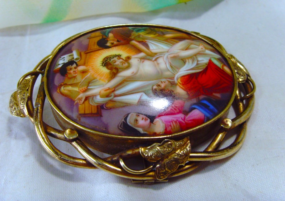Antique Victorian hand painted brooch depicting 