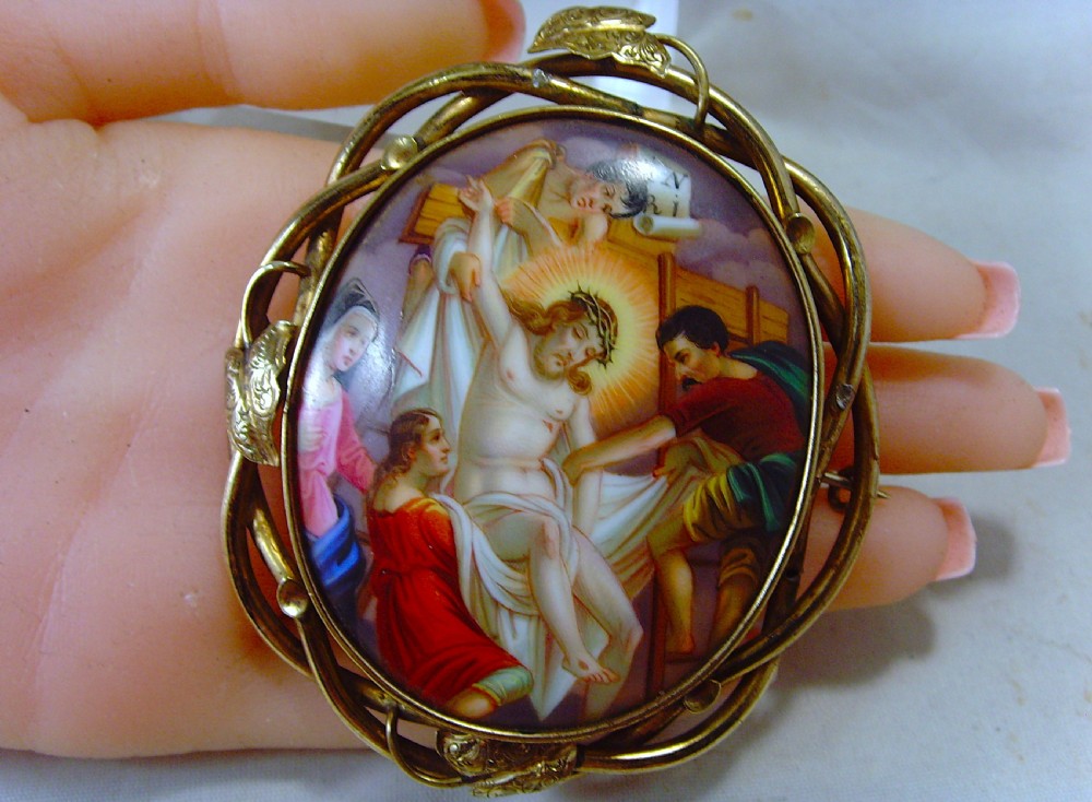Antique Victorian hand painted brooch depicting 