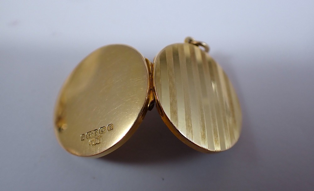 Antique Edwardian 9ct gold locket View II