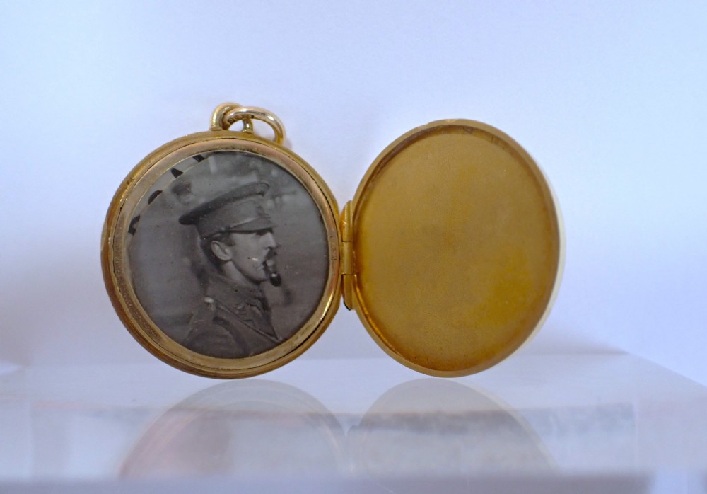Antique Edwardian 9ct gold locket View III