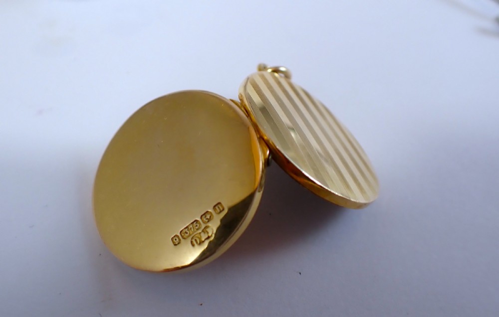 Antique Edwardian 9ct gold locket View IV