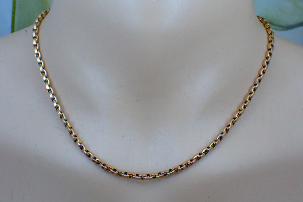 A close-up view of an antique Victorian 9ct yellow gold chain featuring interlocking rounded belcher links. View IV