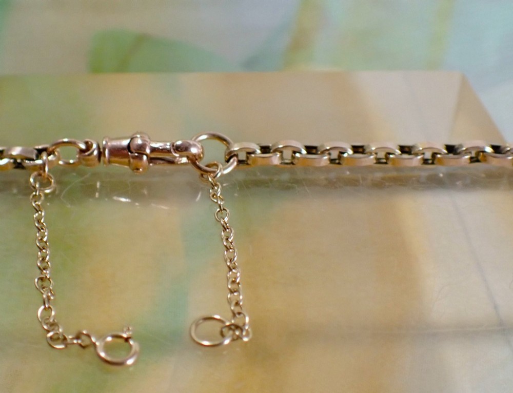 A close-up view of an antique Victorian 9ct yellow gold chain featuring interlocking rounded belcher links. View V